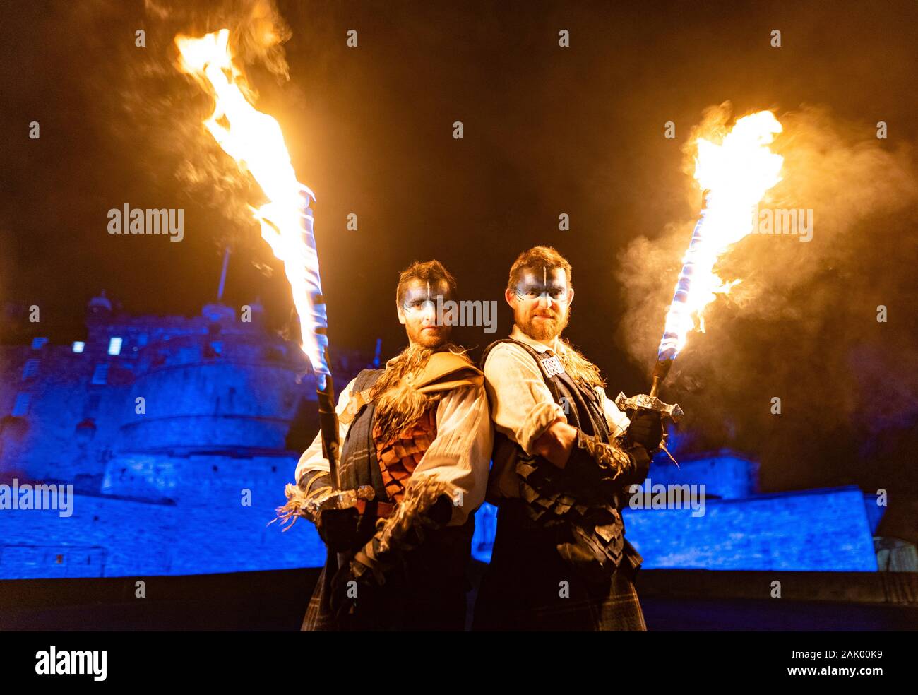 Feuer Künstler in Hogmanay Fackelzug an Edinburgh Castle führen Sie vor dem Umzug auf der Royal Mile in der Altstadt, SCO Stockfoto