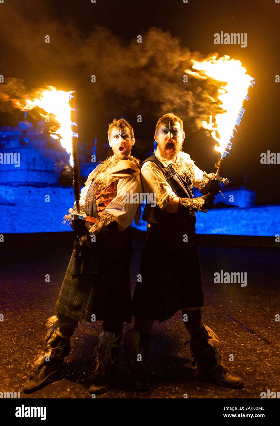 Feuer Künstler in Hogmanay Fackelzug an Edinburgh Castle führen Sie vor dem Umzug auf der Royal Mile in der Altstadt, SCO Stockfoto