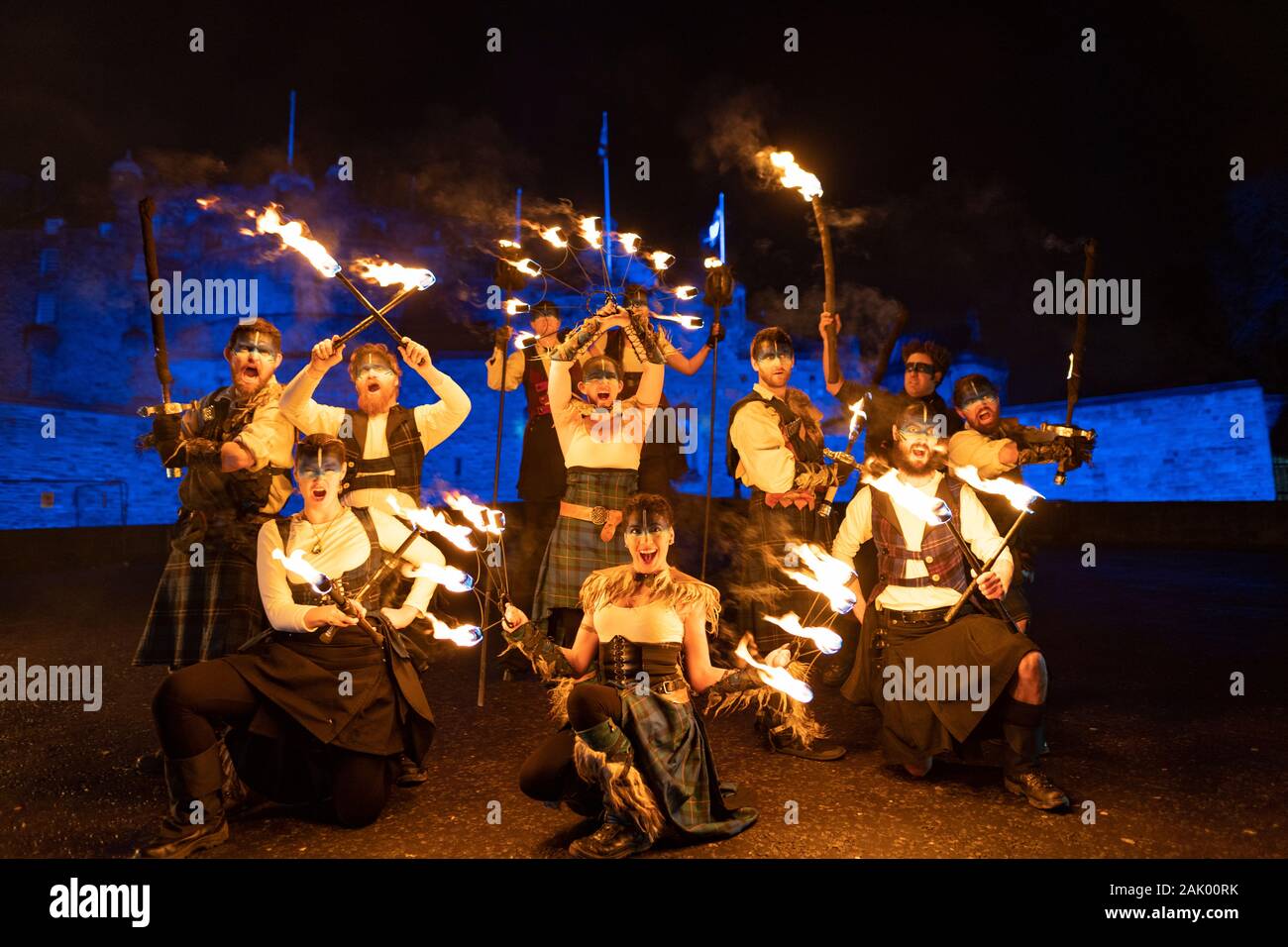 Feuer Künstler in Hogmanay Fackelzug an Edinburgh Castle führen Sie vor dem Umzug auf der Royal Mile in der Altstadt, SCO Stockfoto