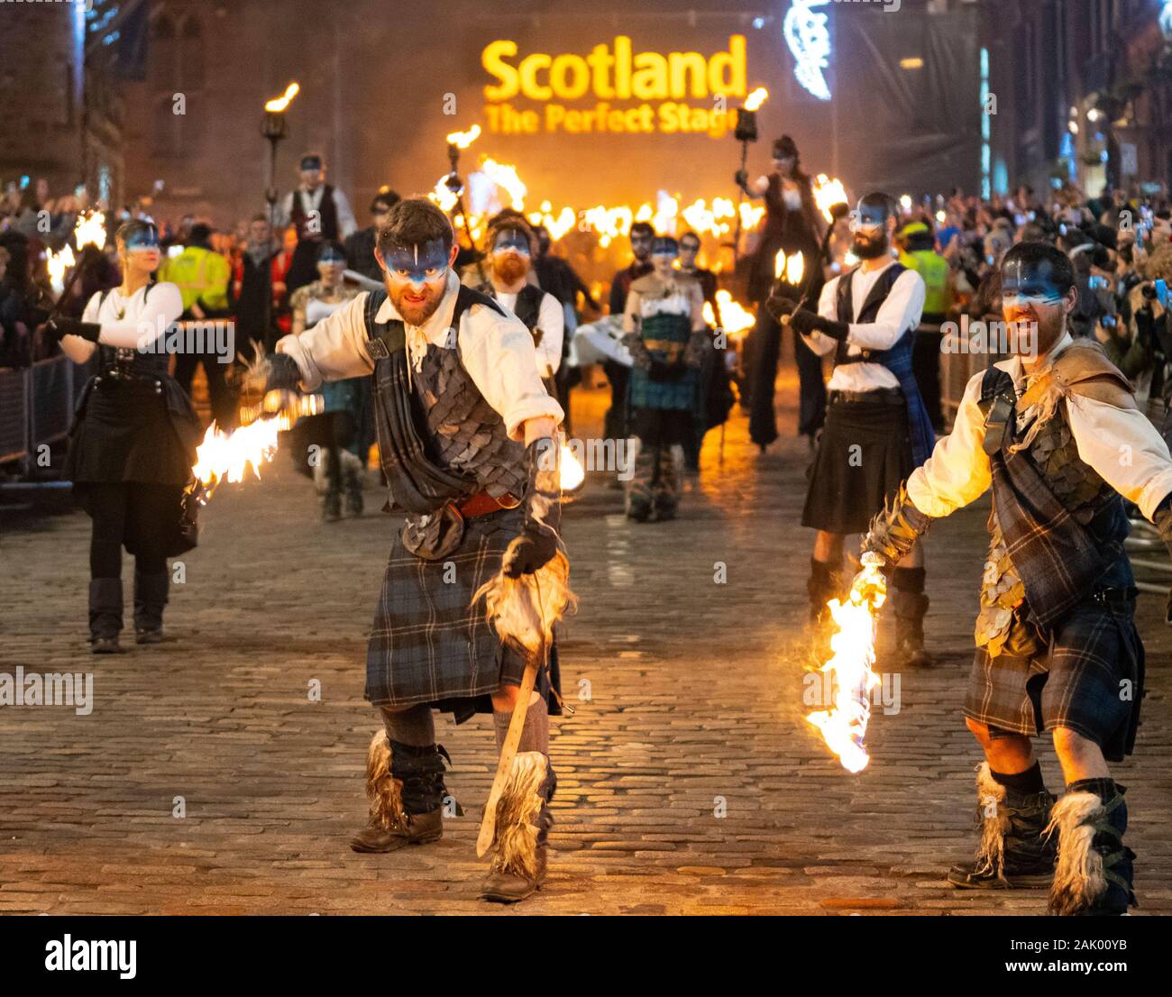 Bei Edinburgh Hogmanay Fackelzug entlang der historischen Royal Mile in der Altstadt und am Ende Holyrood Park, Schottland, Großbritannien Stockfoto