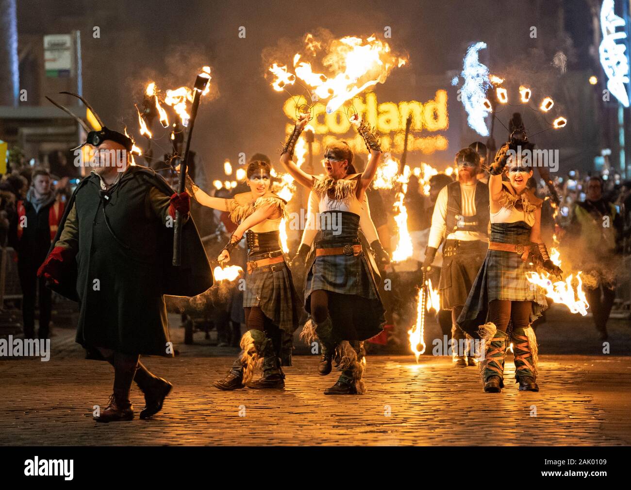Bei Edinburgh Hogmanay Fackelzug entlang der historischen Royal Mile in der Altstadt und am Ende Holyrood Park, Schottland, Großbritannien Stockfoto