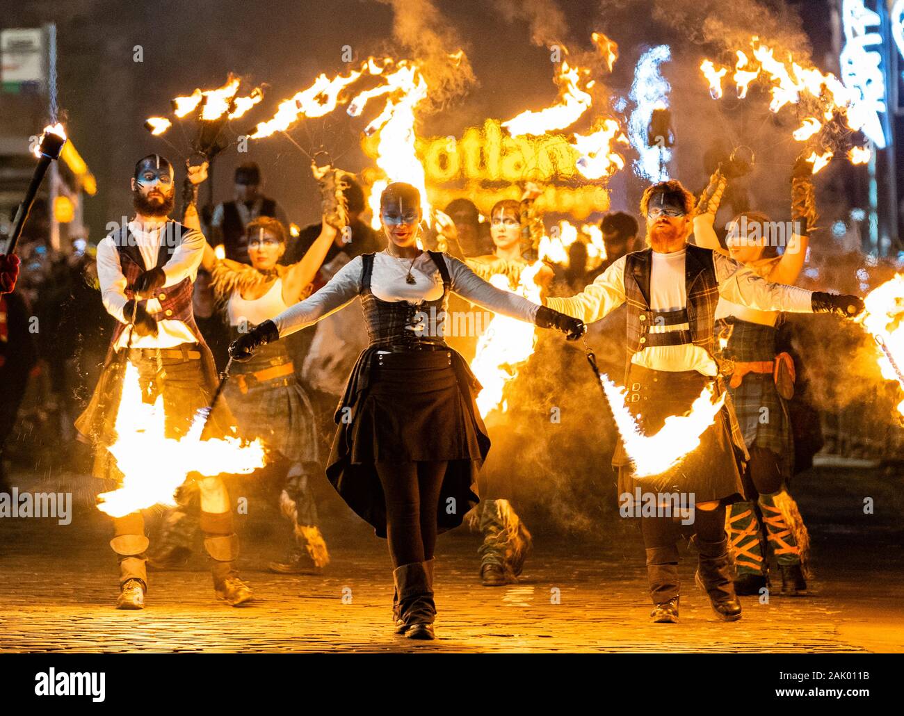 Bei Edinburgh Hogmanay Fackelzug entlang der historischen Royal Mile in der Altstadt und am Ende Holyrood Park, Schottland, Großbritannien Stockfoto