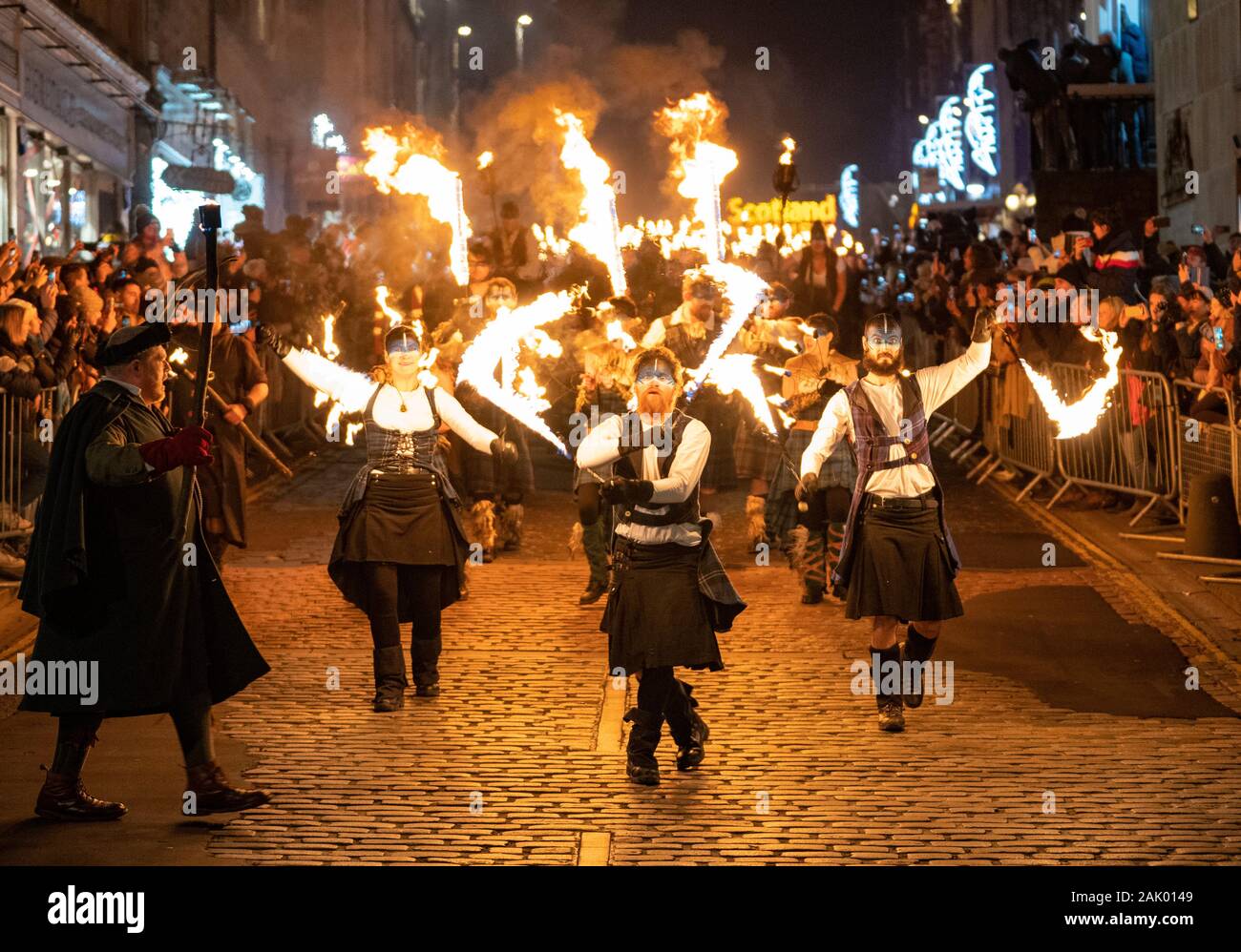 Bei Edinburgh Hogmanay Fackelzug entlang der historischen Royal Mile in der Altstadt und am Ende Holyrood Park, Schottland, Großbritannien Stockfoto