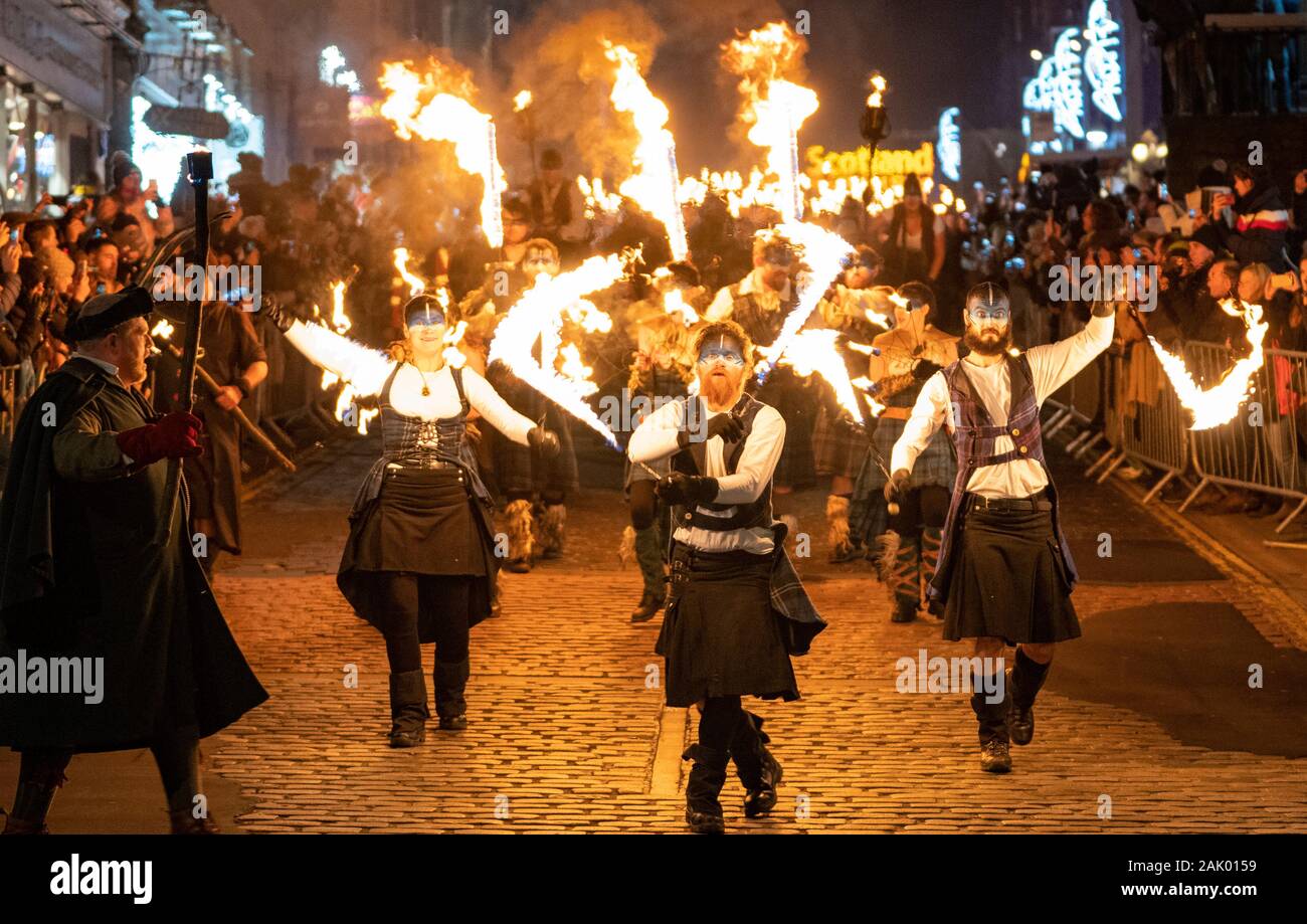 Bei Edinburgh Hogmanay Fackelzug entlang der historischen Royal Mile in der Altstadt und am Ende Holyrood Park, Schottland, Großbritannien Stockfoto