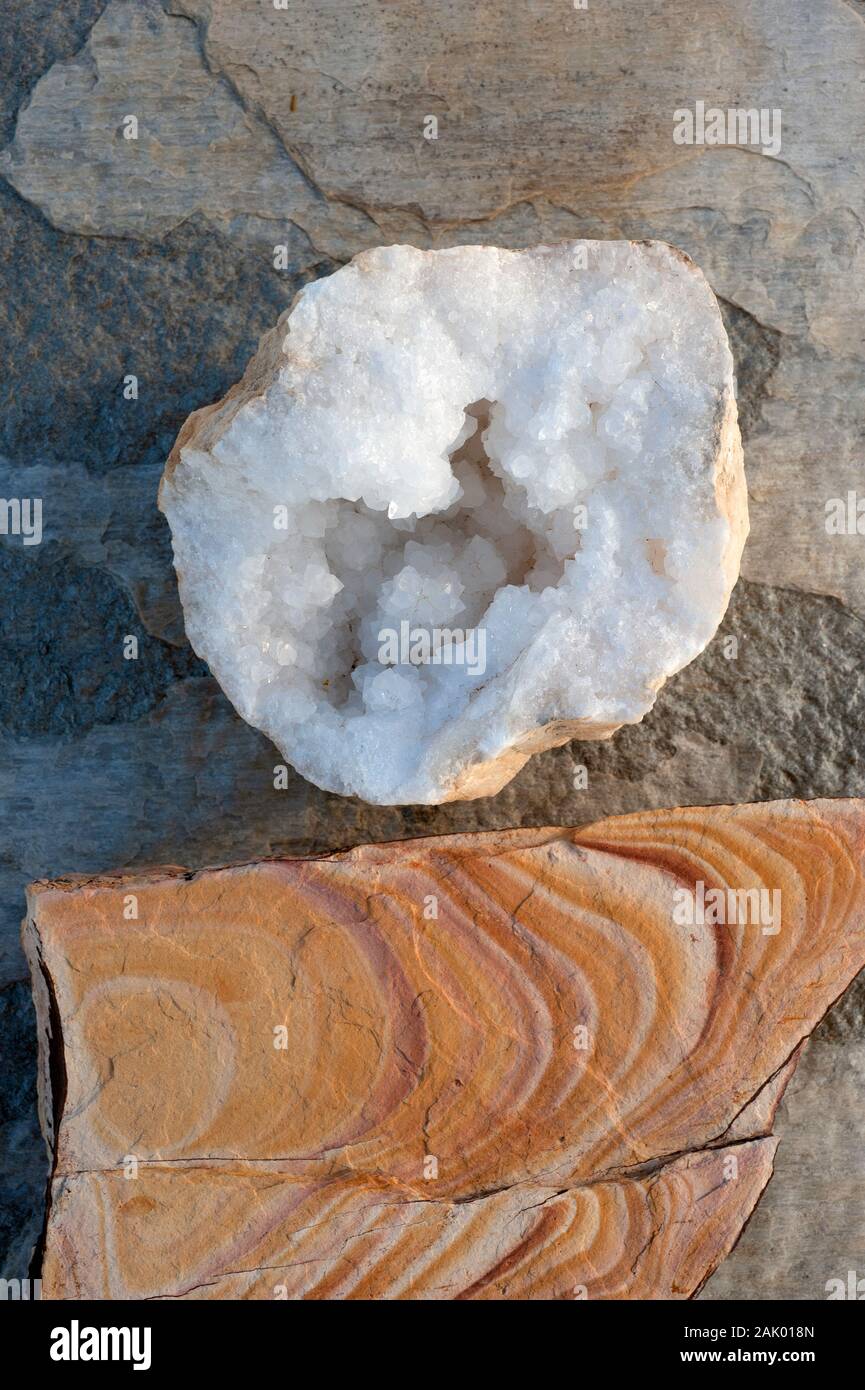 Kristallwolke über einer Sandsteinlandschaft. Naturobjekt Stillleben Fotografie. Rock Reiki wirkt durch Bild. Stockfoto