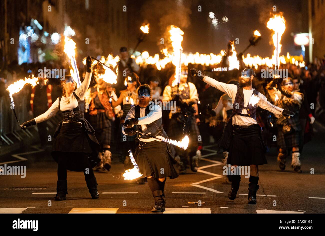 Bei Edinburgh Hogmanay Fackelzug entlang der historischen Royal Mile in der Altstadt und am Ende Holyrood Park, Schottland, Großbritannien Stockfoto