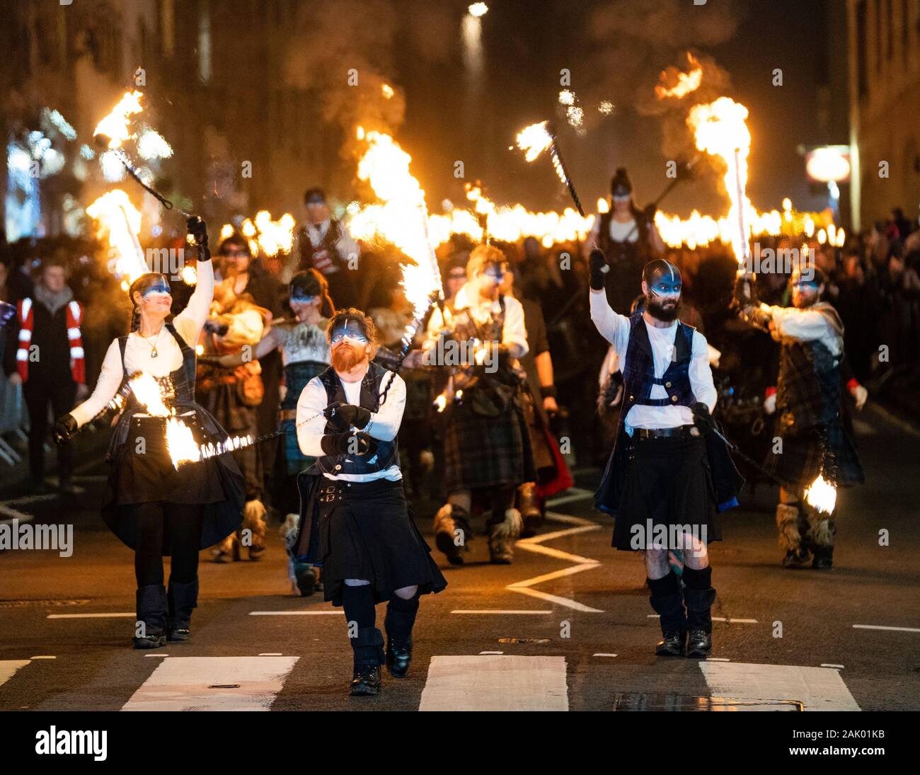 Bei Edinburgh Hogmanay Fackelzug entlang der historischen Royal Mile in der Altstadt und am Ende Holyrood Park, Schottland, Großbritannien Stockfoto