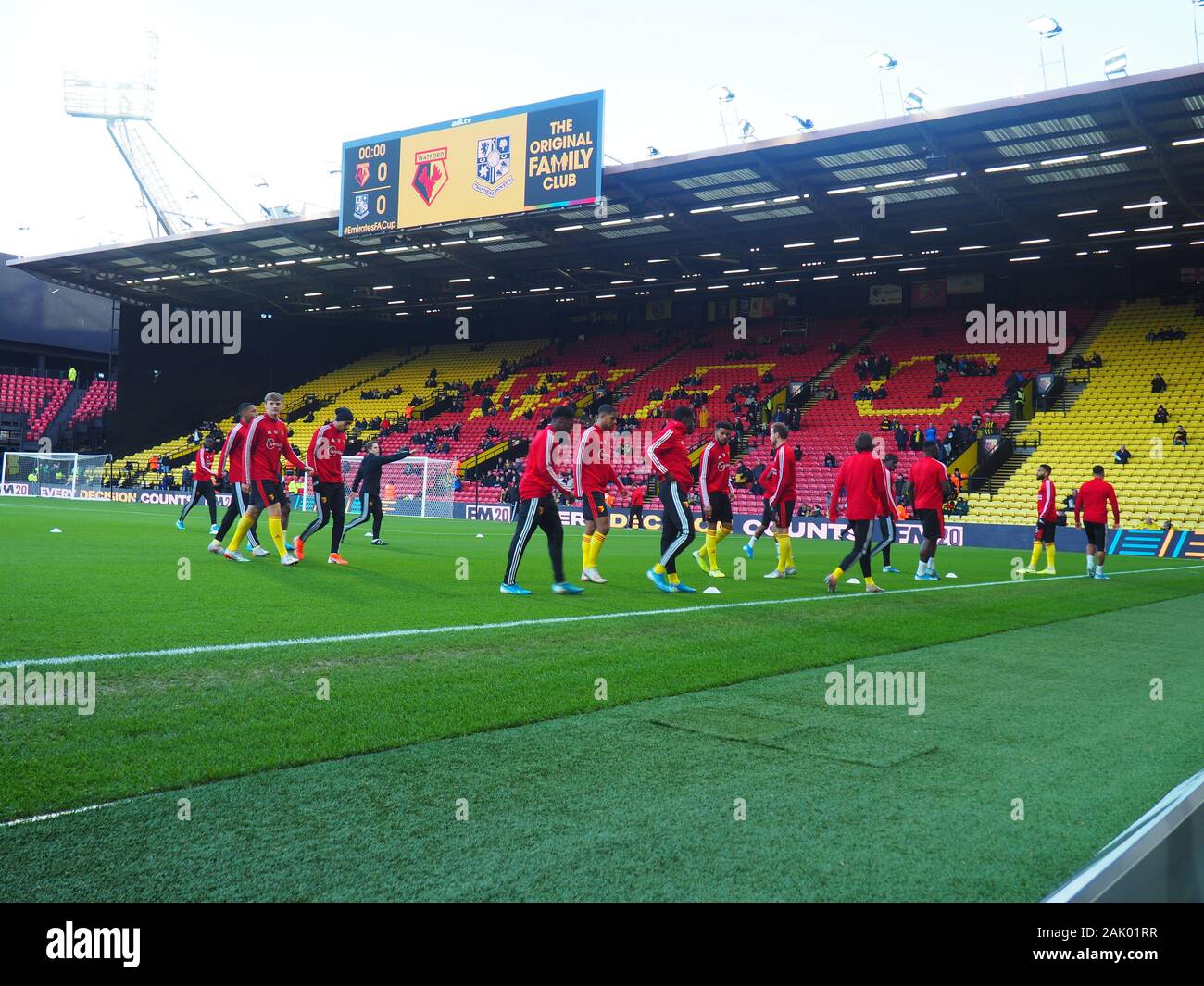 Watford Spieler Aufwärmen vor dem FA Cup Spiel vs Tranmere Rovers Stockfoto