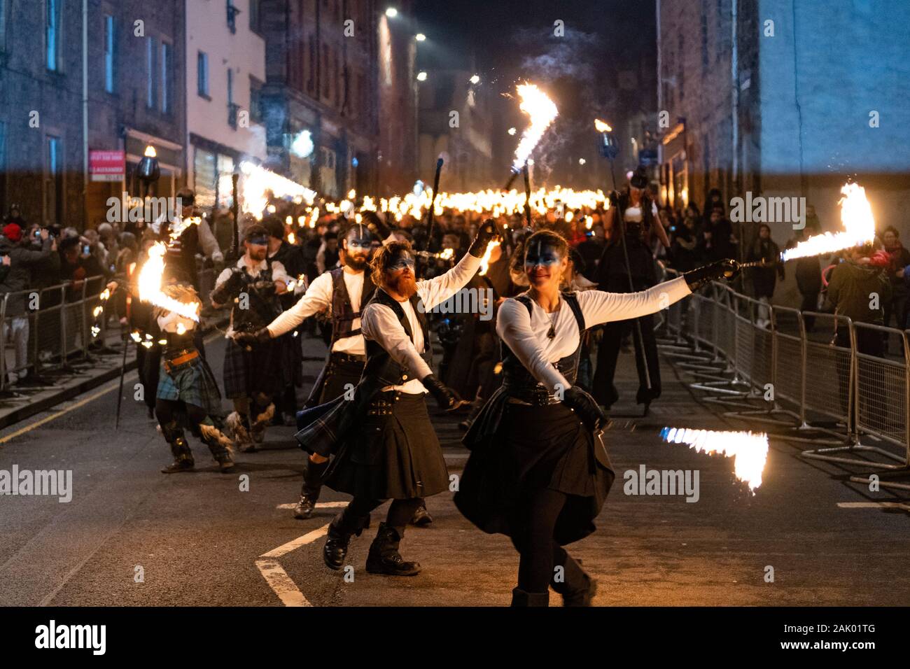 Bei Edinburgh Hogmanay Fackelzug entlang der historischen Royal Mile in der Altstadt und am Ende Holyrood Park, Schottland, Großbritannien Stockfoto