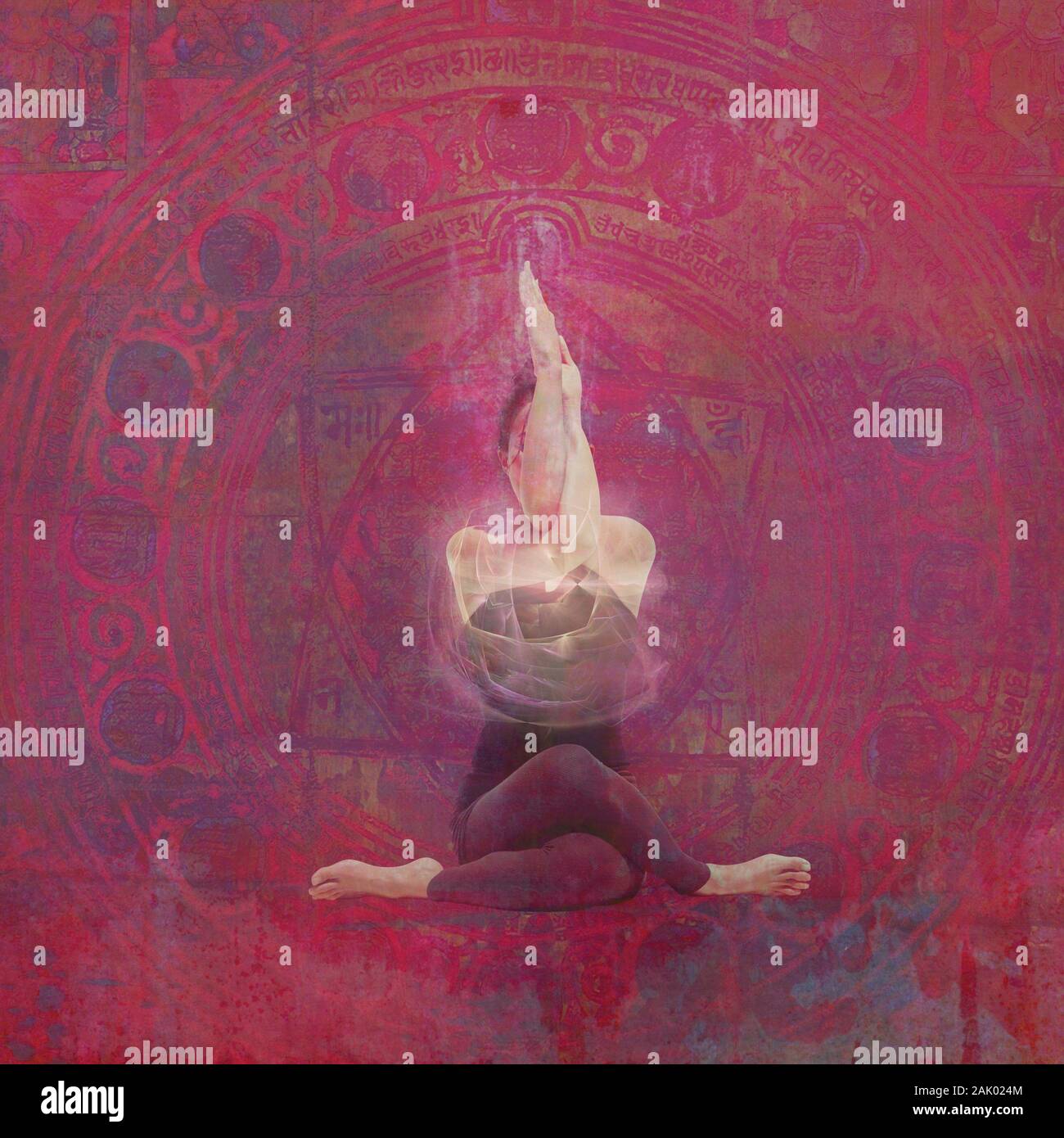 Yoga Frau sitzt mit ihren Armen in Adler und Ihre Beine in Kuh darstellen. Stockfoto