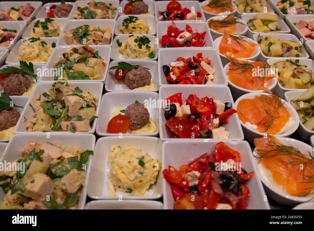 Verschiedene Gerichte in Schalen aus am Buffet zu wählen Stockfoto