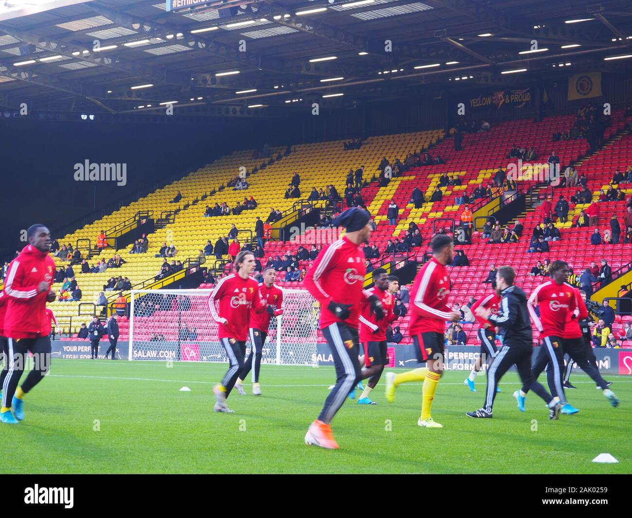 Watford Spieler Aufwärmen vor dem FA Cup Spiel vs Tranmere Rovers Stockfoto
