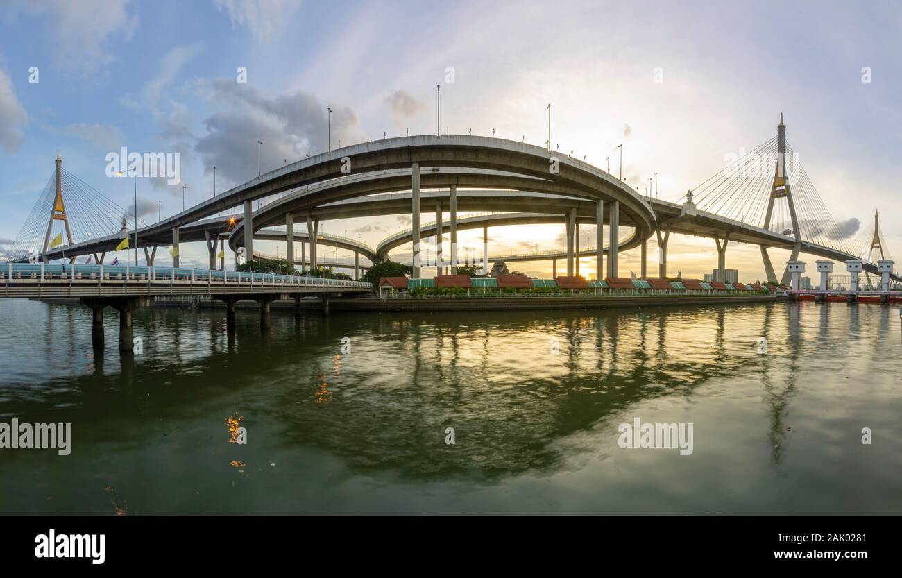 Bhumibol Brücke, Chao Phraya River Bridge. Stockfoto