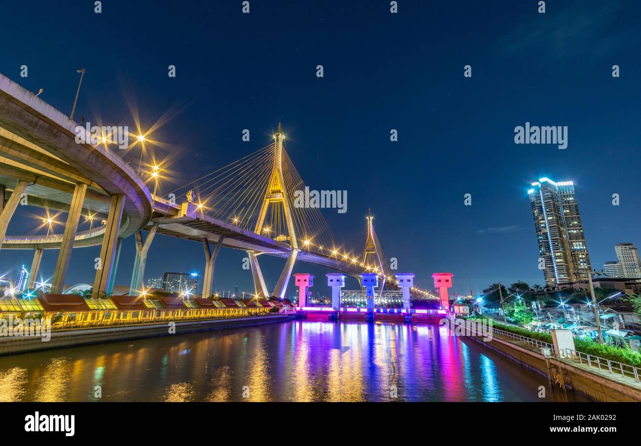 Bhumibol Brücke, Chao Phraya River Bridge. Schalten Sie die Leuchten in vielen Farben in der Nacht. Stockfoto
