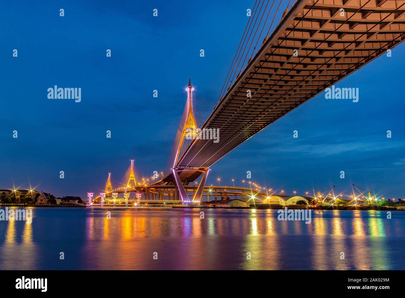 Bhumibol Brücke, Chao Phraya River Bridge. Schalten Sie die Leuchten in vielen Farben in der Nacht. Stockfoto