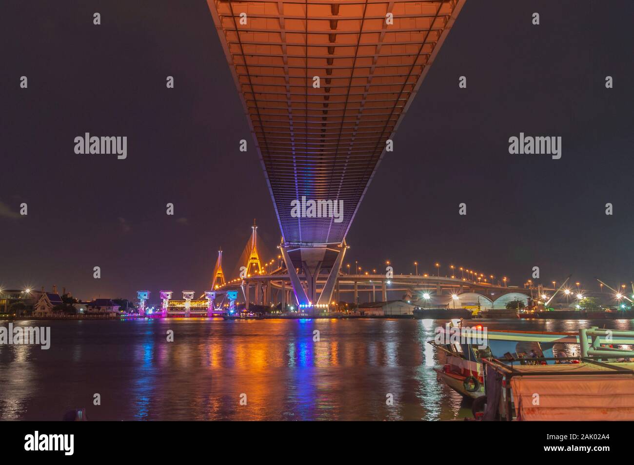 Bhumibol Brücke, Chao Phraya River Bridge. Schalten Sie die Leuchten in vielen Farben in der Nacht. Stockfoto