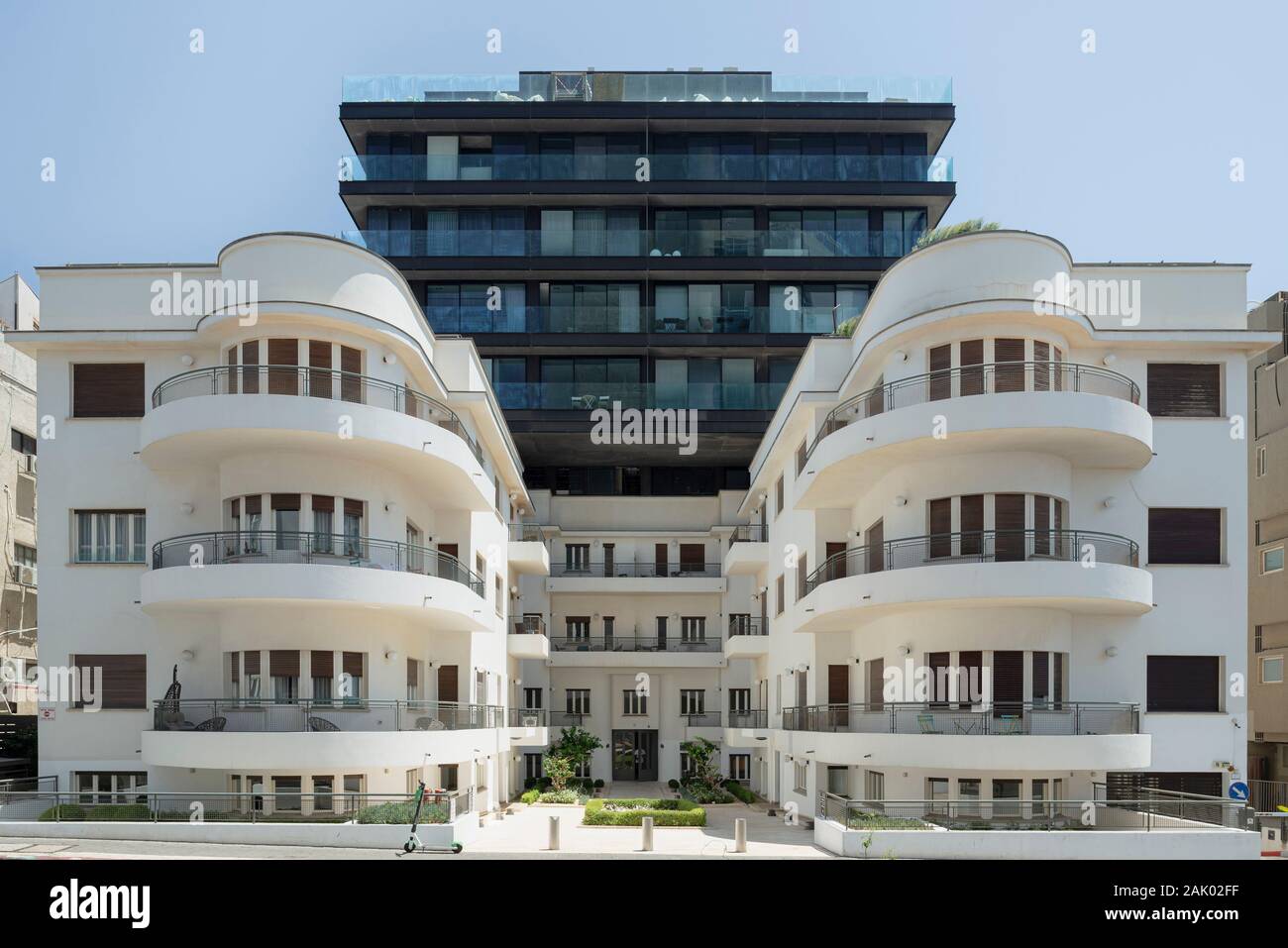 Reisfeld House, 96 Hayarkon Street von Pinchas Bizonsky, 1935 Sanierung und Erweiterung von Bar Orian e Amnon, Bar, 2012. Tel Aviv, Tel Aviv, Israel. Ein Stockfoto