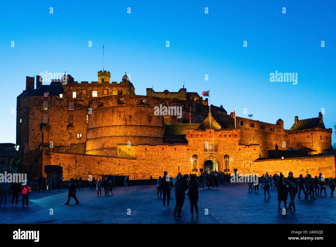 Das Edinburgh Castle mit Flutlicht in der Dämmerung im Winter, Schottland, Großbritannien Stockfoto