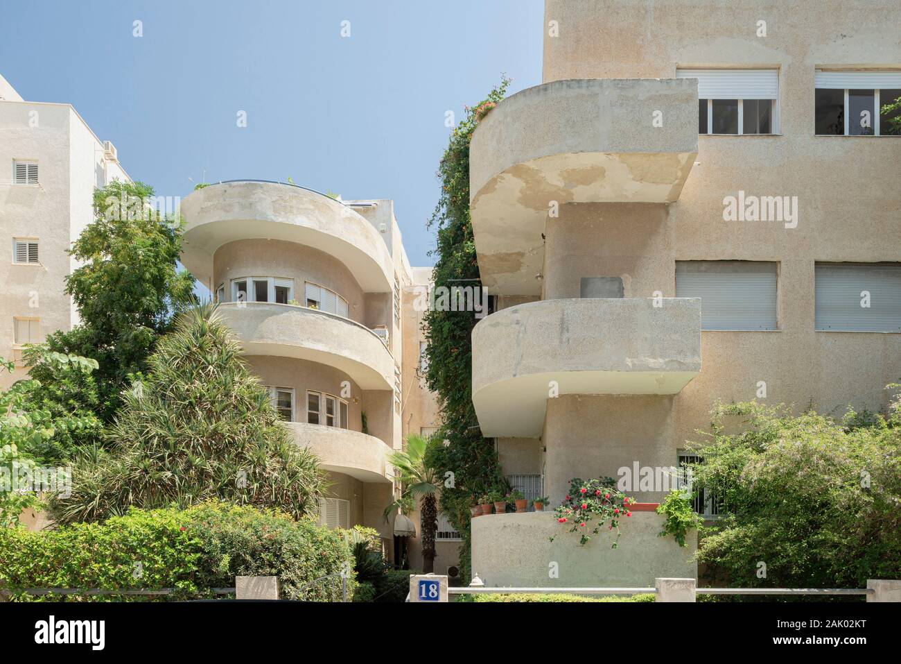Bauhaus Wohnhaus in Tel Aviv. Tel Aviv, Tel Aviv, Israel. Architekt: Verschiedene, 2019. Stockfoto