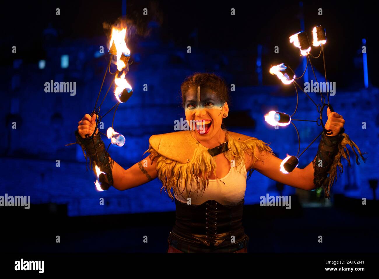 Feuer Künstler in Hogmanay Fackelzug an Edinburgh Castle führen Sie vor dem Umzug auf der Royal Mile in der Altstadt, SCO Stockfoto