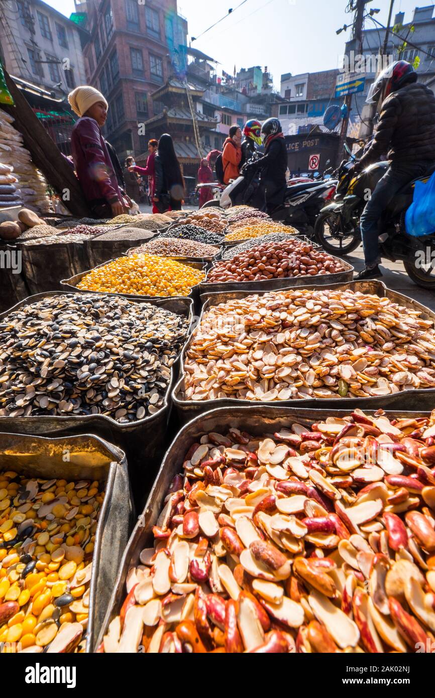 Wannen Linsen, Bohnen, Hülsenfrüchte auf ein Open-air-Markt in Kathmandu, Nepal Stockfoto