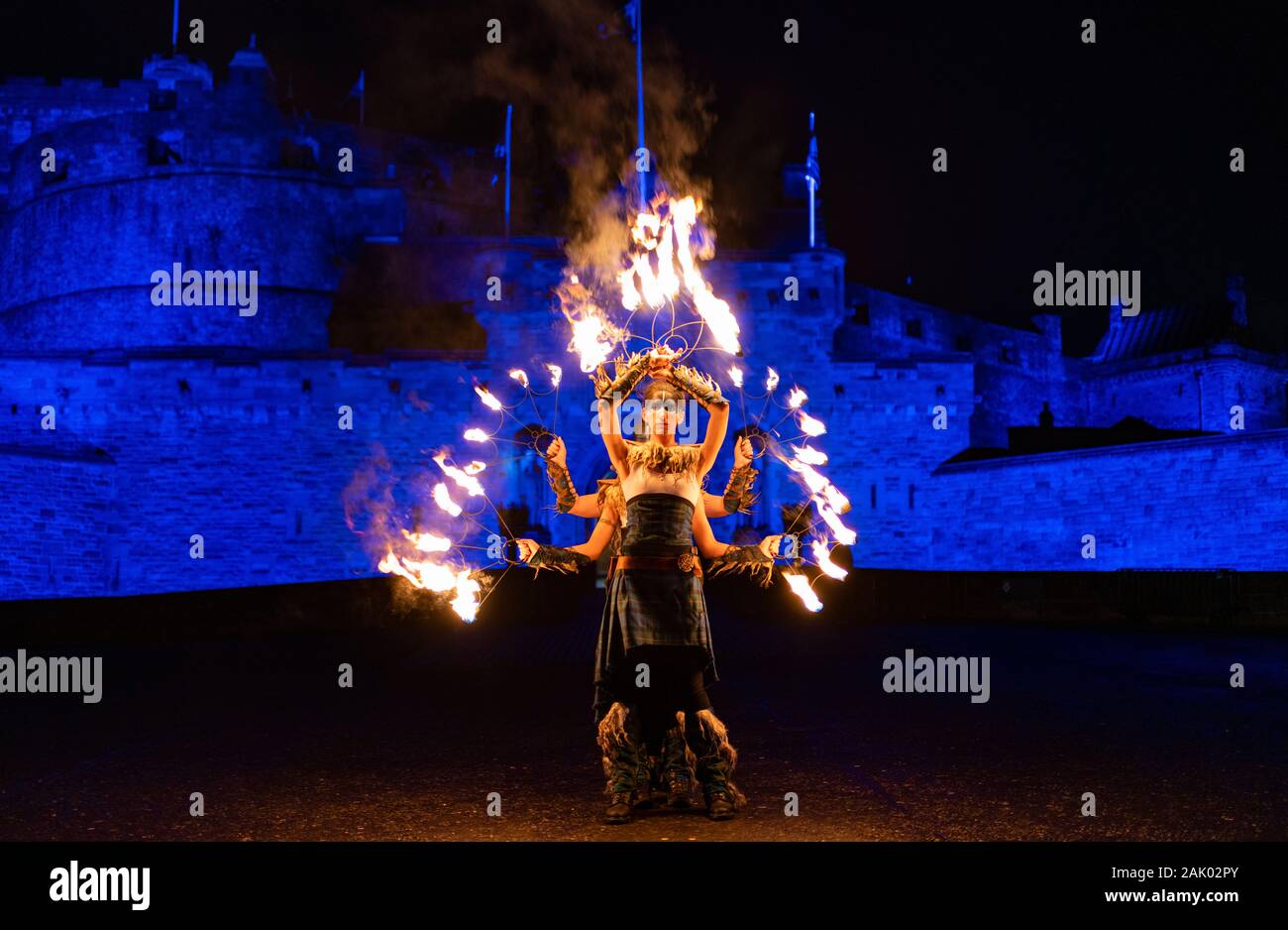 Feuer Künstler in Hogmanay Fackelzug an Edinburgh Castle führen Sie vor dem Umzug auf der Royal Mile in der Altstadt, SCO Stockfoto