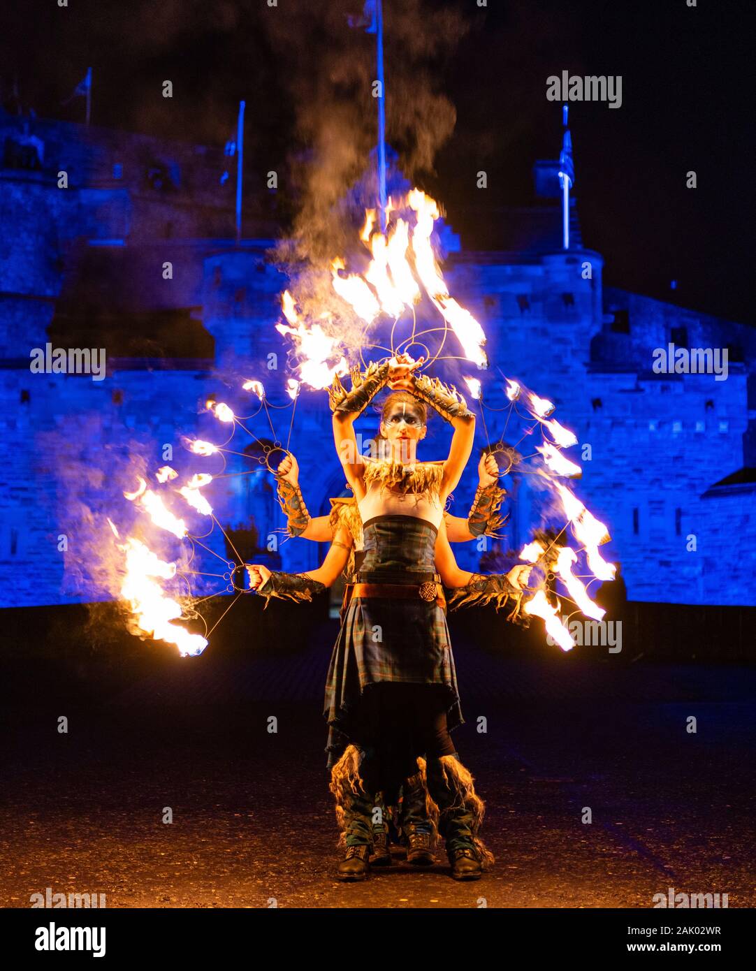 Feuer Künstler in Hogmanay Fackelzug an Edinburgh Castle führen Sie vor dem Umzug auf der Royal Mile in der Altstadt, SCO Stockfoto