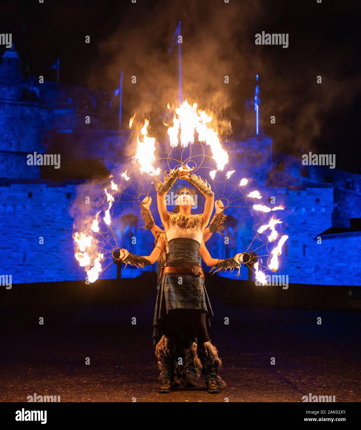 Feuer Künstler in Hogmanay Fackelzug an Edinburgh Castle führen Sie vor dem Umzug auf der Royal Mile in der Altstadt, SCO Stockfoto