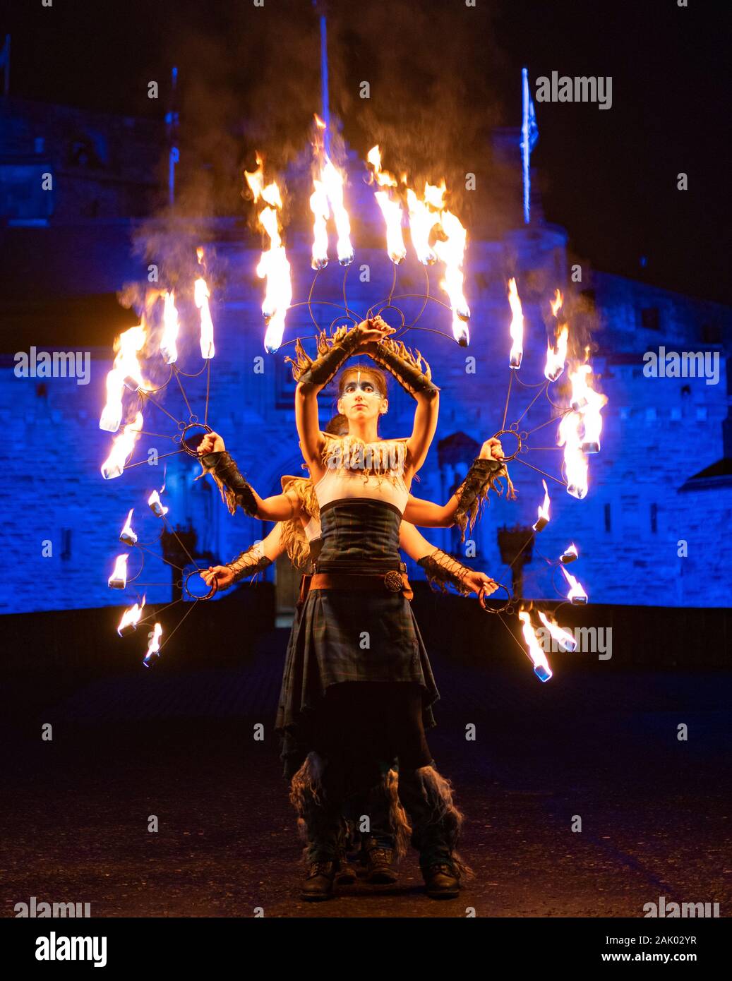 Feuer Künstler in Hogmanay Fackelzug an Edinburgh Castle führen Sie vor dem Umzug auf der Royal Mile in der Altstadt, SCO Stockfoto