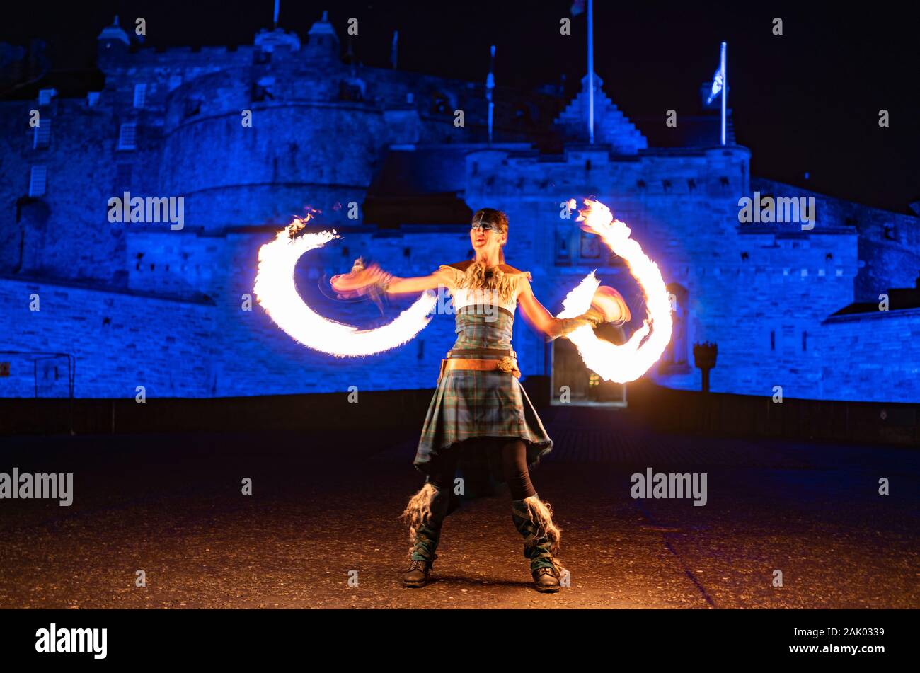 Feuer Künstler in Hogmanay Fackelzug an Edinburgh Castle führen Sie vor dem Umzug auf der Royal Mile in der Altstadt, SCO Stockfoto