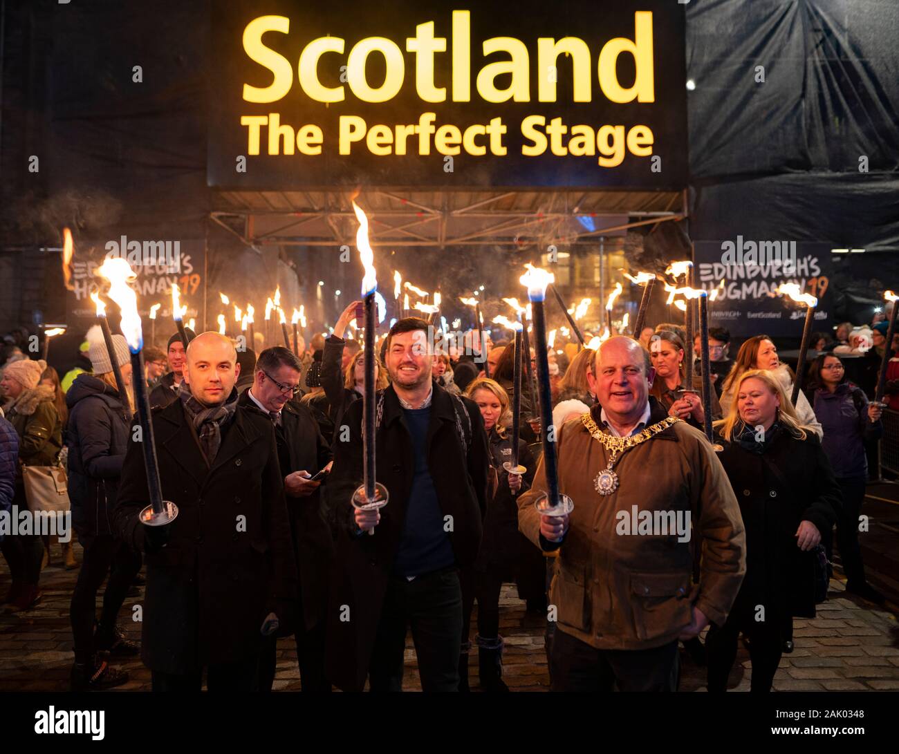 Bei Edinburgh Hogmanay Fackelzug dargestellt, l-r) Ben Macpherson, cammy Tag, Frank Ross Stockfoto