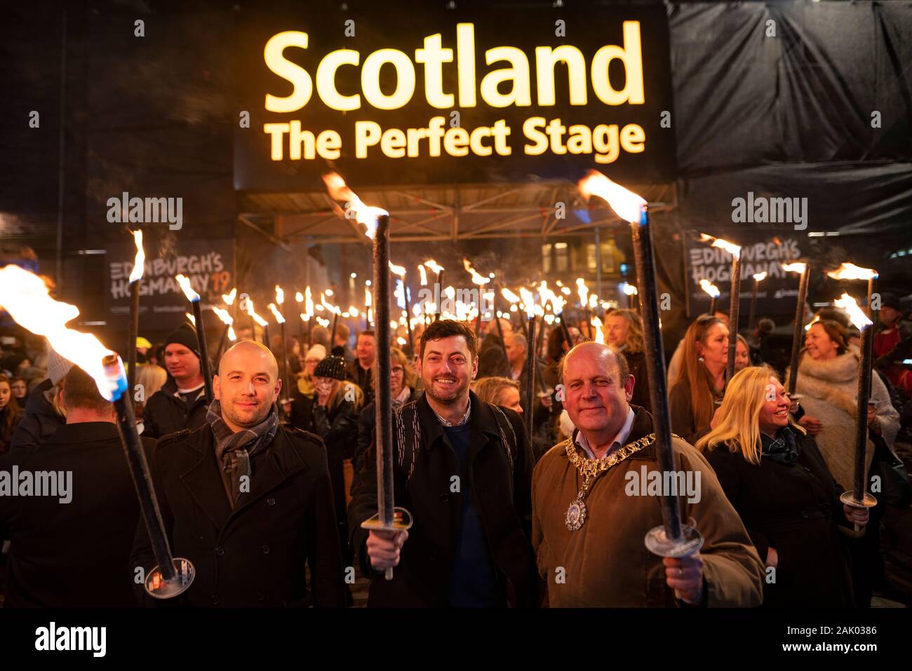 Bei Edinburgh Hogmanay Fackelzug dargestellt, l-r) Ben Macpherson, cammy Tag, Frank Ross Stockfoto