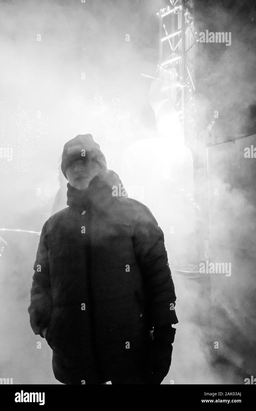 TORONTO, ONTARIO, Kanada - Januar 4, 2020: DIE MENSCHEN NEHMEN AN DER AURORA WINTER FESTIVAL IN ONTARIO PLACE. Stockfoto TORONTO, ONTARIO, Kanada - Januar 4, 2020: DIE MENSCHEN NEHMEN AN DER AURORA WINTER FESTIVAL IN ONTARIO PLACE. Stockfoto