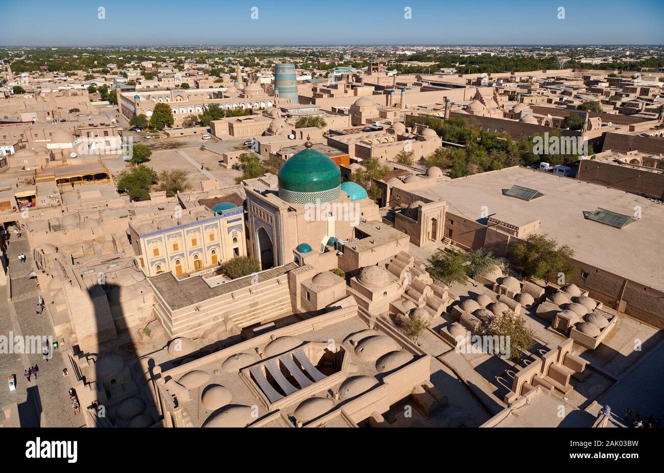 Luftaufnahme vom Minarett der Islam-Khodja madrassa auf Itchan-Kala, Chiwa, Usbekistan, in Zentralasien Stockfoto