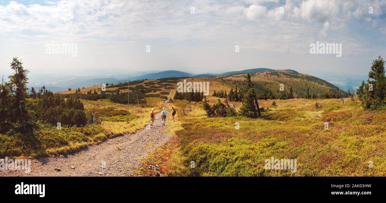 Straße in den Bergen - Wanderer zu Fuß auf dem Weg auf Bergrücken Vysoka Hole, Naturschutzgebiet Jeseniky, Tschechische Republik Stockfoto