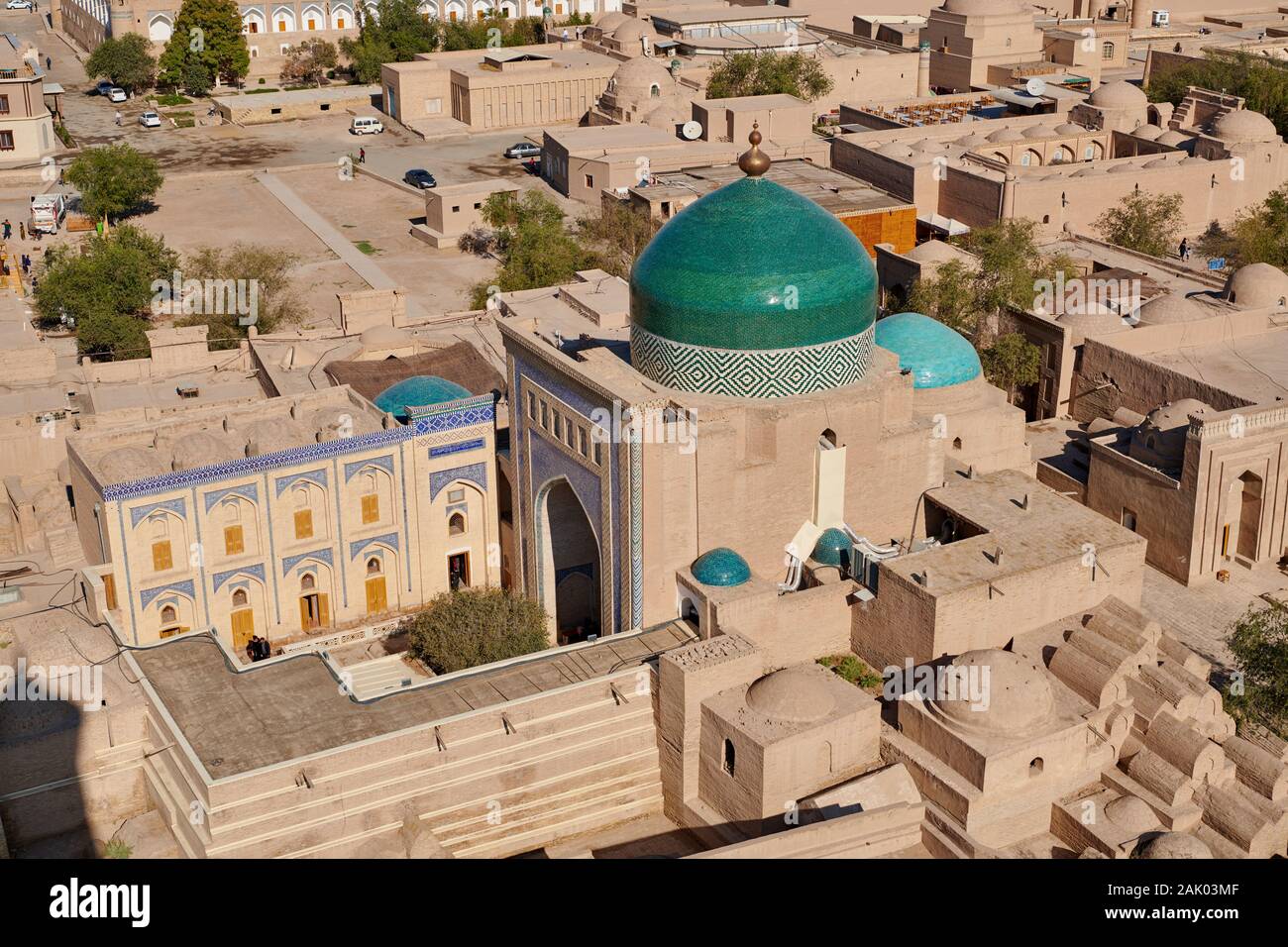 Luftaufnahme vom Minarett der Islam-Khodja madrassa auf Itchan-Kala, Chiwa, Usbekistan, in Zentralasien Stockfoto