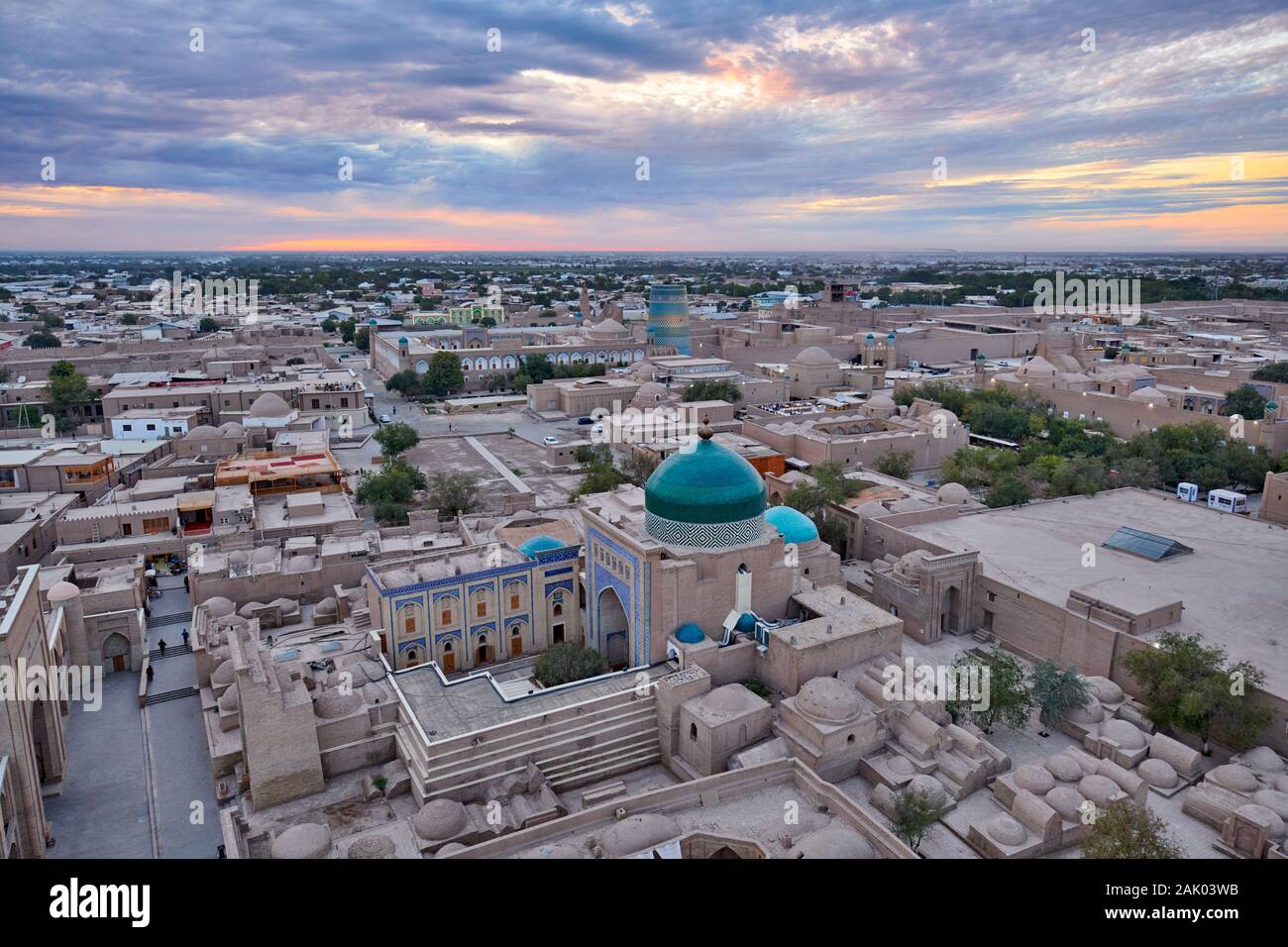 Luftaufnahme vom Minarett der Islam-Khodja madrassa auf Itchan-Kala nach Sonnenuntergang, Chiwa, Usbekistan, in Zentralasien Stockfoto