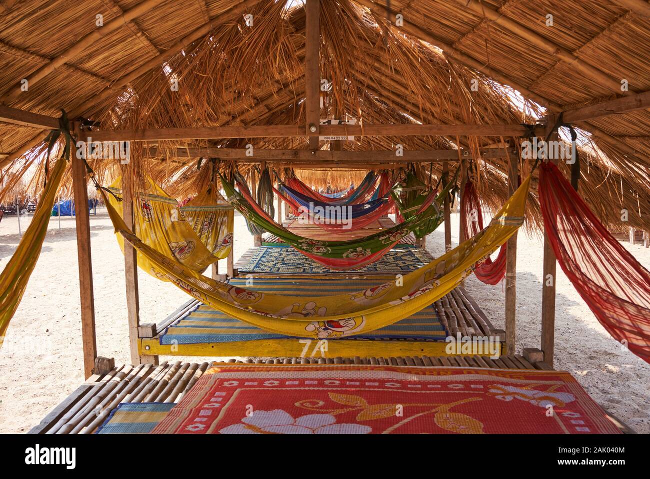 Schatten und Hängematten auf dem Mekong in Kampong Cham, Kambodscha Stockfoto