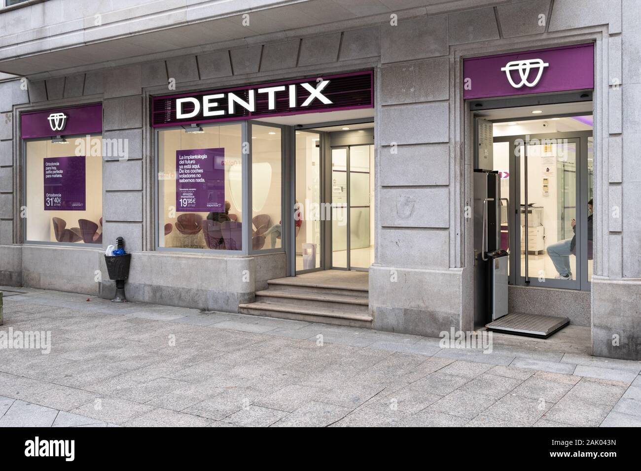 Galizien, Spanien; Januar 02, 2020: dentix Fassade. Dentix ist eine spanische Kette der zahnmedizinischen Kliniken Stockfoto