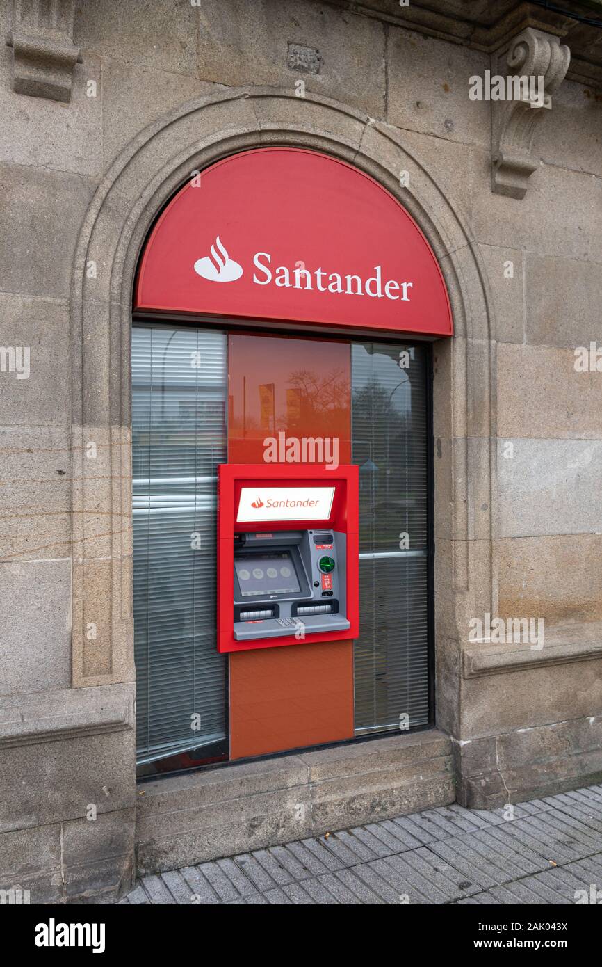 Galizien, Spanien; Januar 02, 2020: Banco Santander cash Maschine auf alte Gebäude Stockfoto