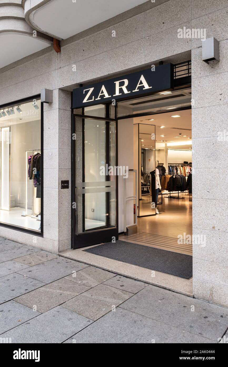 Galizien, Spanien; Januar 02, 2020: Zara Fassade zu speichern. Zara ist einer der größten internationalen Modeunternehmen und es ist das Flaggschiff der Kette von t Stockfoto