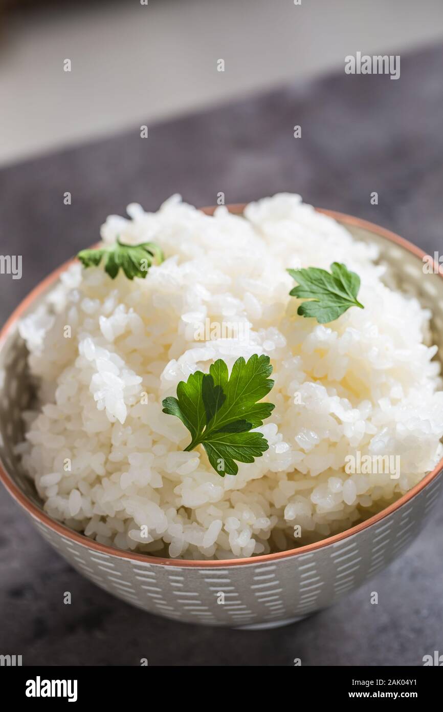 Gekochten Reis in der Schüssel am Küchentisch - Nahaufnahme Stockfoto