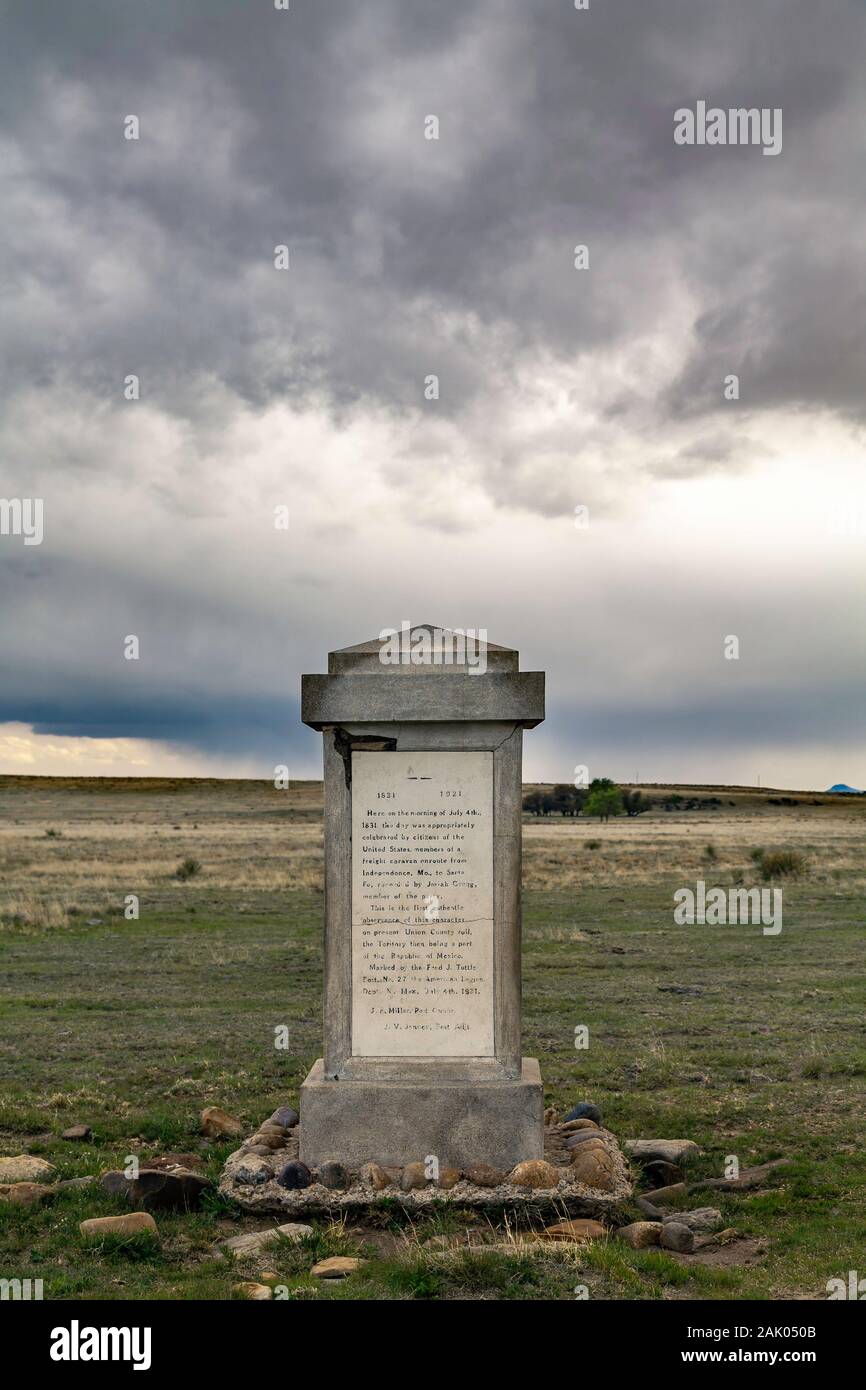 Denkmal (Ca. 1920), zum Gedenken an den ersten 4 Juli Feier in Neu Mexiko Gebiet 1831, entlang der Santa Fe Trail in der Nähe von Clayton, Missouri USA Stockfoto