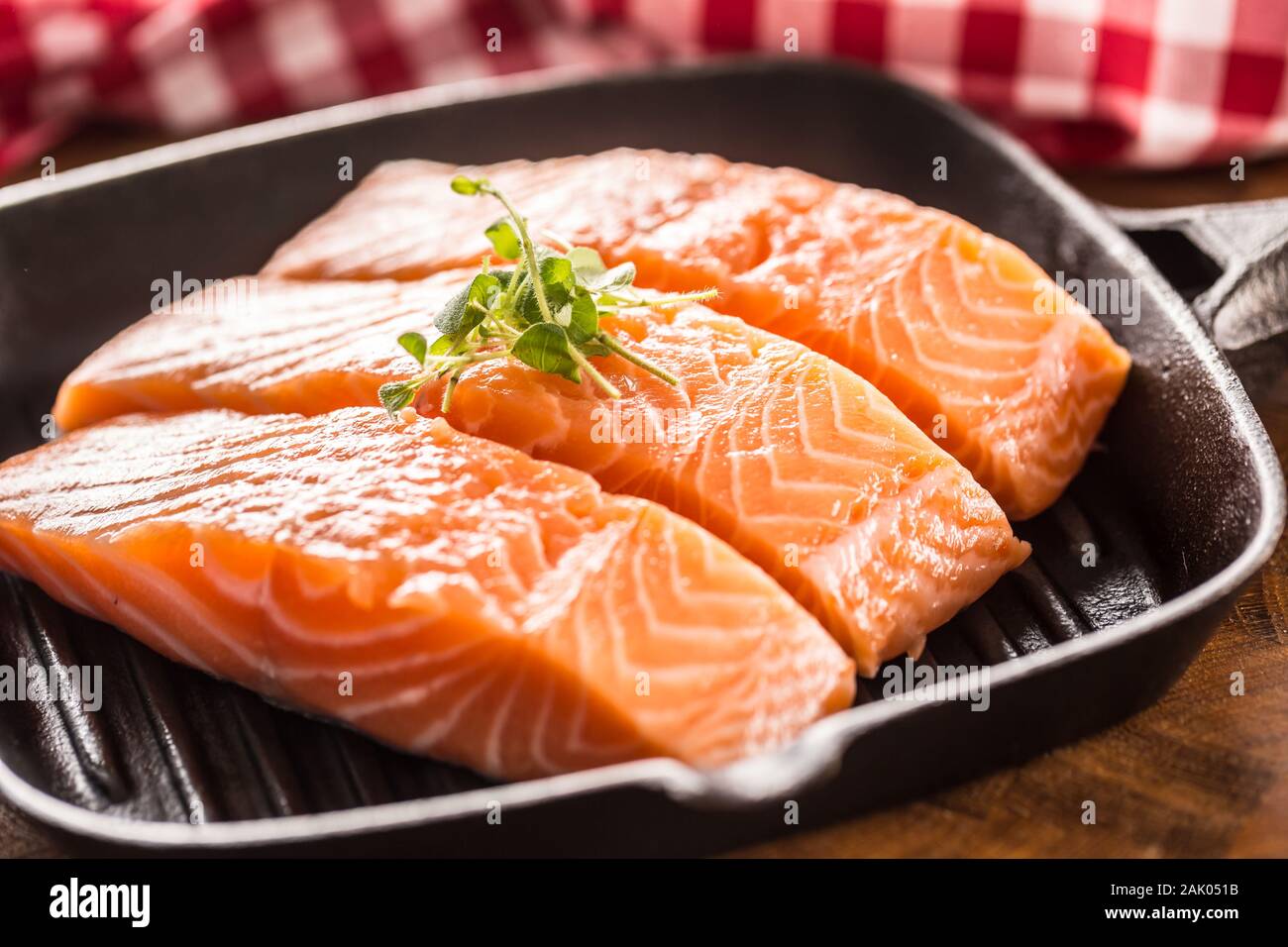 Frische rohe Lachsfilets diente in Gusseisen Grillpfanne Stockfoto