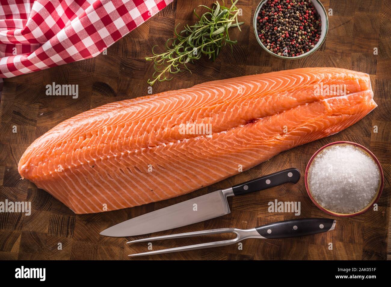 Ganze roher Lachs filet auf einer hölzernen Metzger board Stockfoto