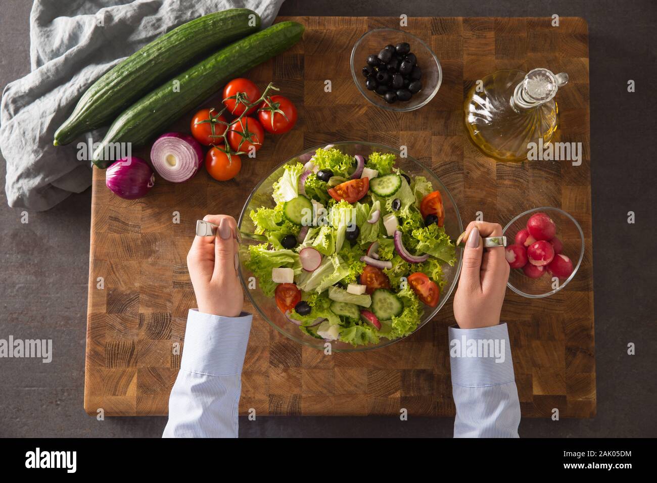 Top der weiblichen Hand gemischt, frisches Gemüse Salat Stockfoto