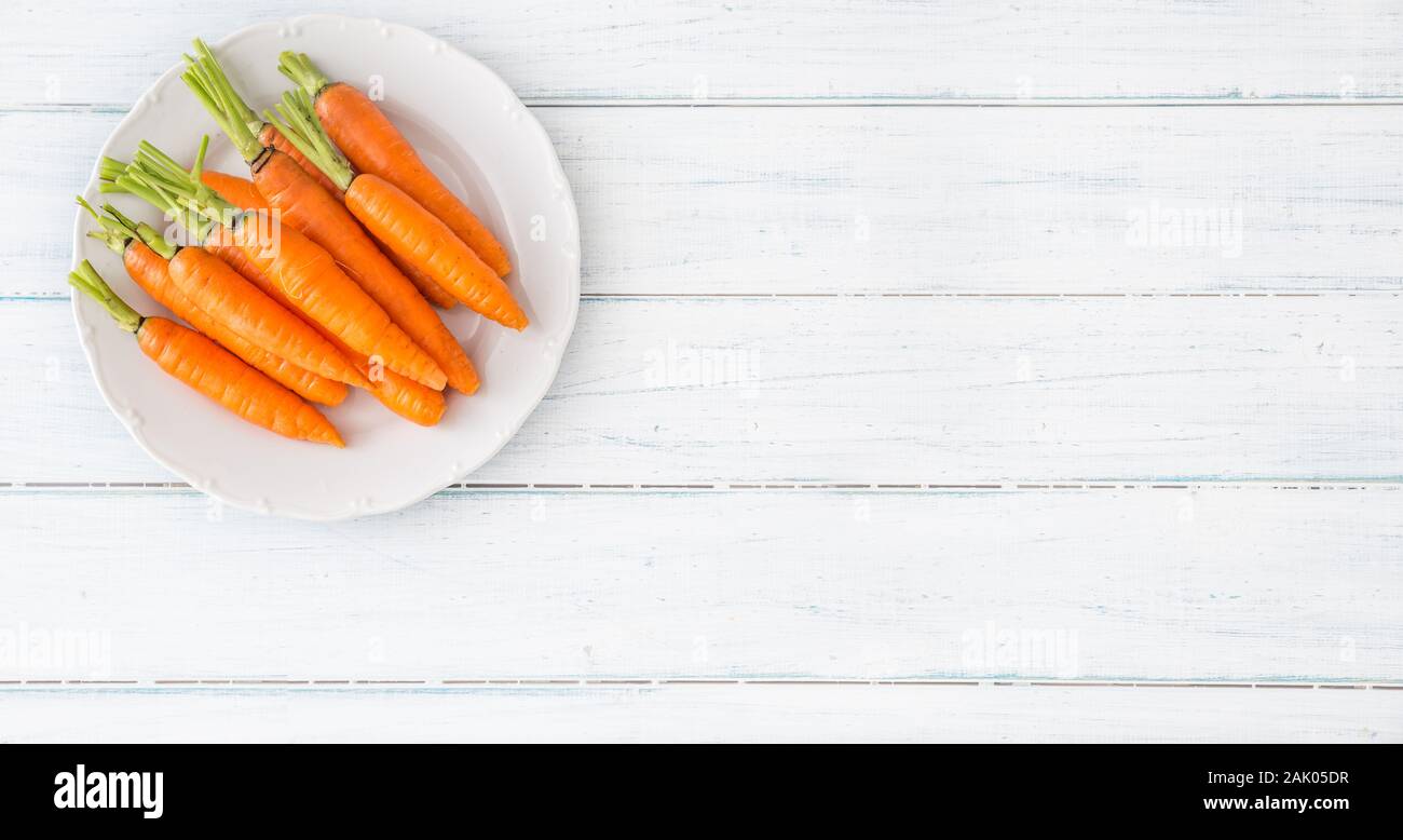 Frische Karotte auf weißen Teller Tisch- Sicht Stockfoto