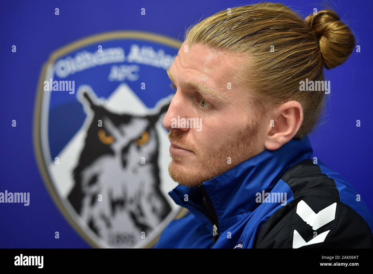 OLDHAM, ENGLAND - Januar 6th Carl Piergianni Anzeichen für Oldham Athletic auf Darlehen von Salford City Boundary Park, Oldham am Montag, den 6. Januar 2020. (Credit: Eddie Garvey | MI Nachrichten) das Fotografieren dürfen nur für Zeitung und/oder Zeitschrift redaktionelle Zwecke verwendet werden, eine Lizenz für die gewerbliche Nutzung Kreditkarte erforderlich: MI Nachrichten & Sport/Alamy leben Nachrichten Stockfoto