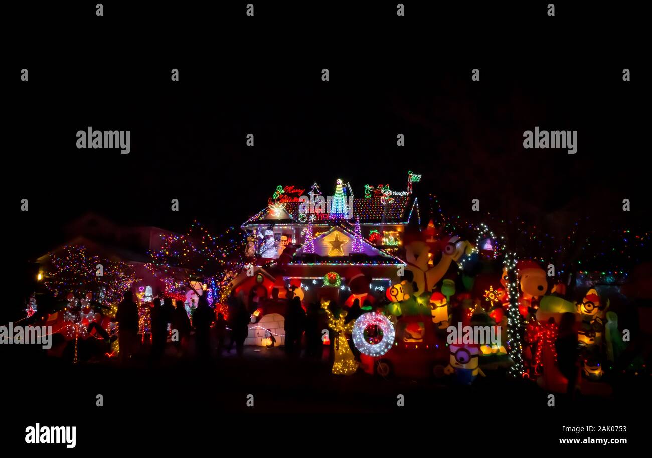 Nachbarschaft Häuser schmücken ihre Wohnungen im Weihnachtsbeleuchtung jedes Jahr mehr als im vergangenen Jahr. Stockfoto