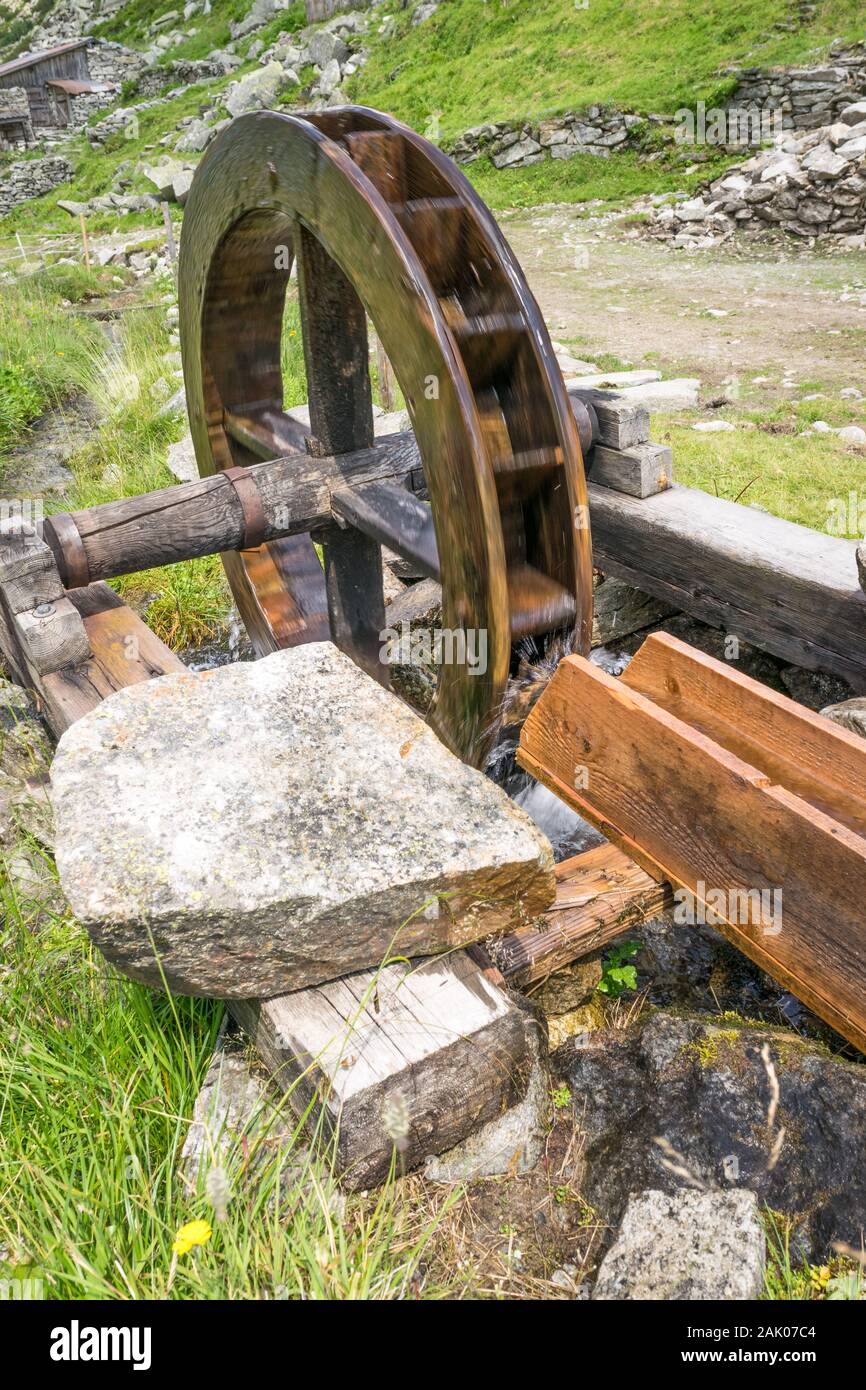 Die Spinnerei hölzernen Wasserrad in den Bergen. Alternative Energie. Stockfoto